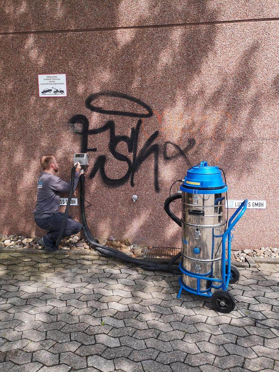 Entfernung von Graffiti von einer Hauswand