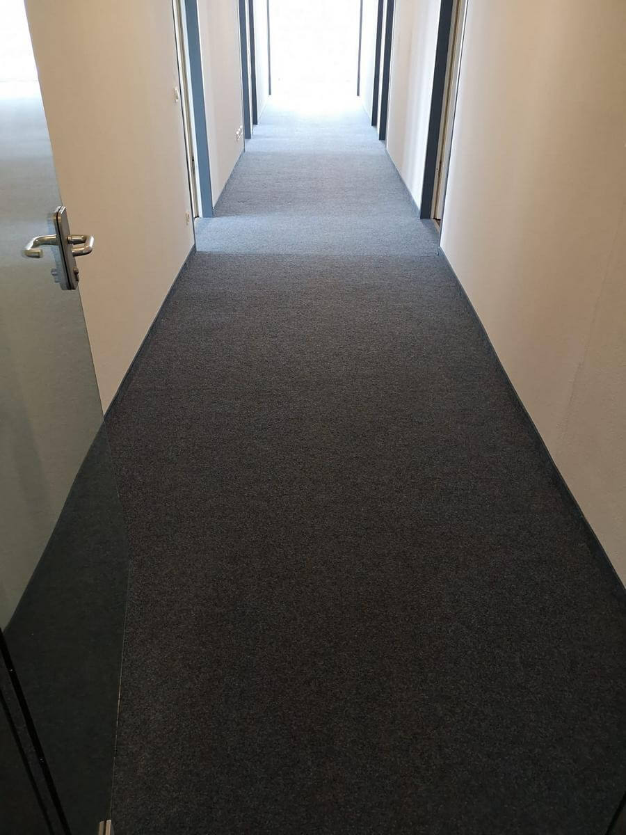 gründlich gereinigter Teppich in einem Flur